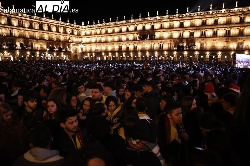Los jóvenes disfrutan de los momentos previos a las 12 campanadas. Fotos: David Sañudo.