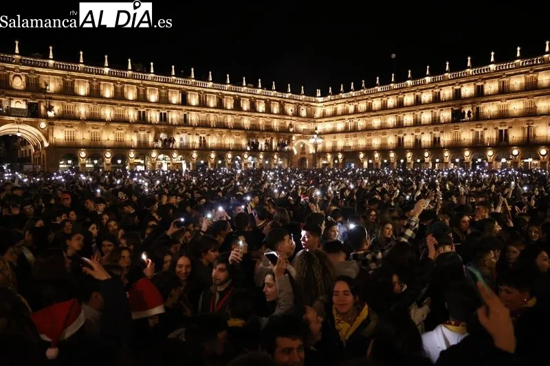 Los jóvenes disfrutan de los momentos previos a las 12 campanadas. Fotos: David Sañudo.