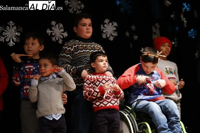 Festival de Navidad del Consejo Social Del Rollo en La Casa de la Mujer Clara Campoamor. Fotos: David Sañudo.