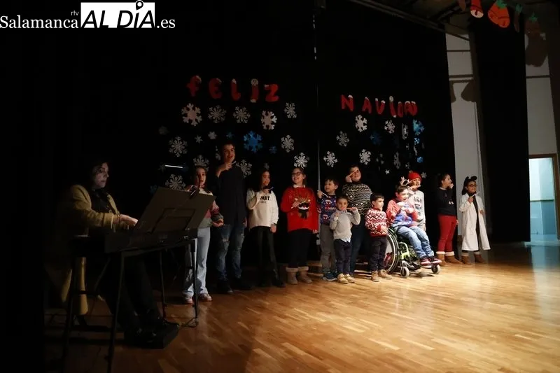 Festival de Navidad del Consejo Social Del Rollo en La Casa de la Mujer Clara Campoamor. Fotos: David Sañudo.