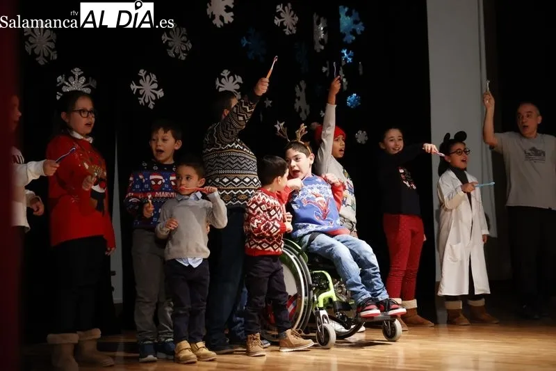 Festival de Navidad del Consejo Social Del Rollo en La Casa de la Mujer Clara Campoamor. Fotos: David Sañudo.