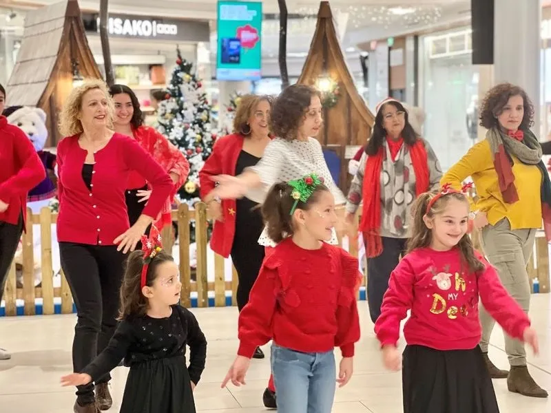 Foto 4 - El Tormes sorprende a sus visitantes con un 'flashmob' como felicitaci&oacute;n navide&ntilde;a
