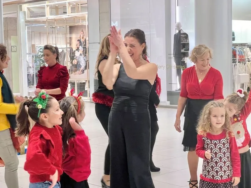 Foto 2 - El Tormes sorprende a sus visitantes con un 'flashmob' como felicitaci&oacute;n navide&ntilde;a