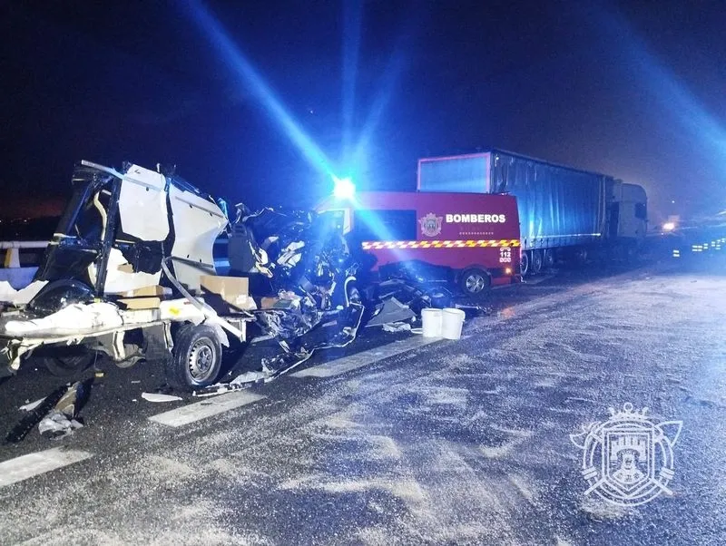 Cortada la A-231 en Villalbilla de Burgos por un accidente entre tres camiones y dos furgoneta. Foto @BomberosBurgos