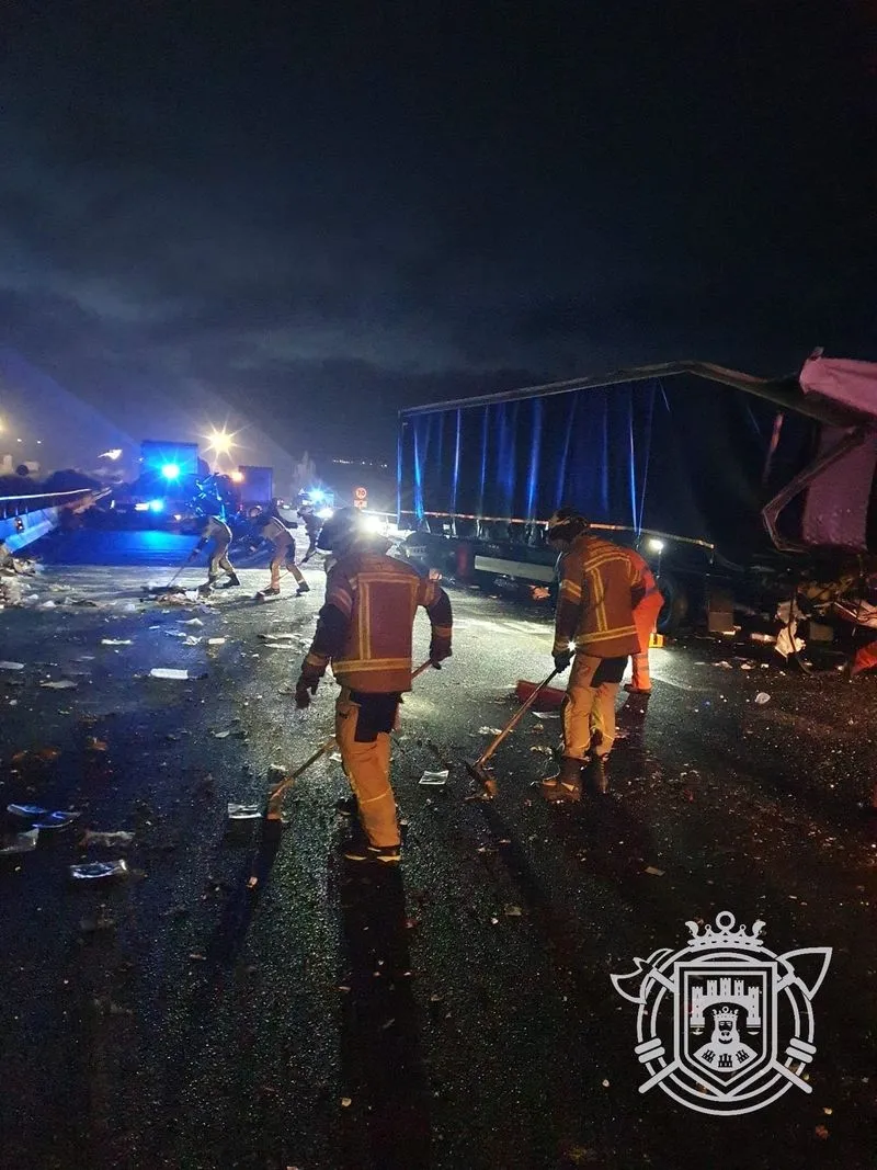 Cortada la A-231 en Villalbilla de Burgos por un accidente entre tres camiones y dos furgoneta. Foto @BomberosBurgos