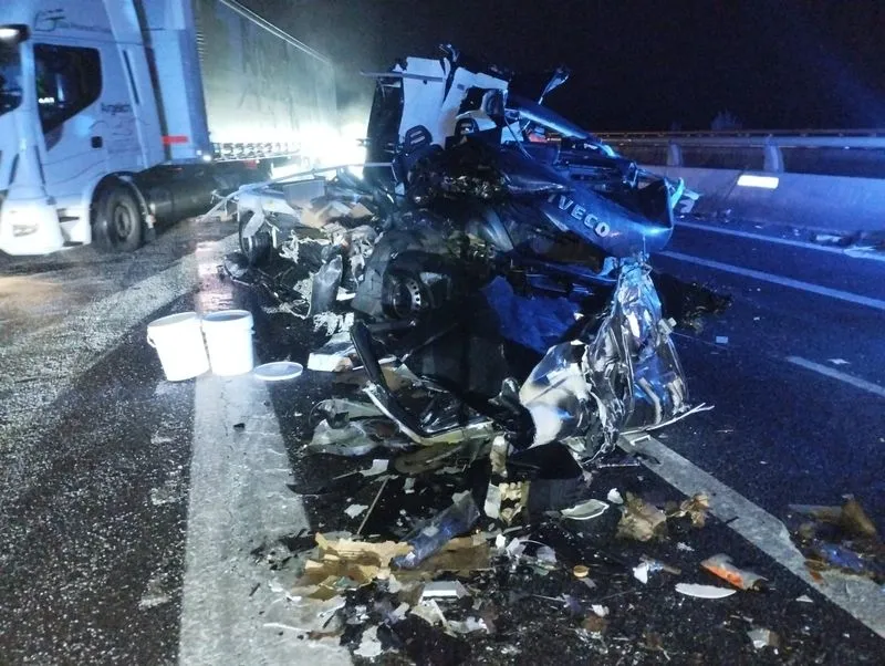 Cortada la A-231 en Villalbilla de Burgos por un accidente entre tres camiones y dos furgoneta. Foto @BomberosBurgos