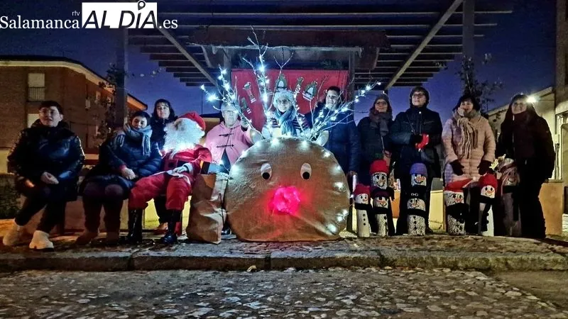 Las mujeres de la asociación han colocado elementos navideños en varios lugares del pueblo