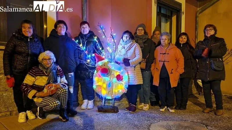Las mujeres de la asociación han colocado elementos navideños en varios lugares del pueblo