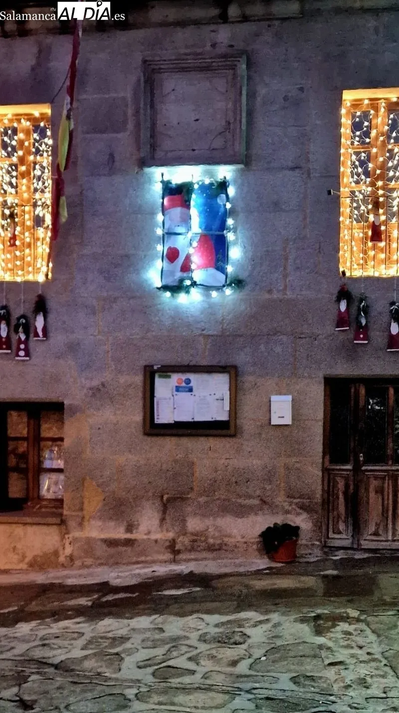 Las mujeres de la asociación han colocado elementos navideños en varios lugares del pueblo
