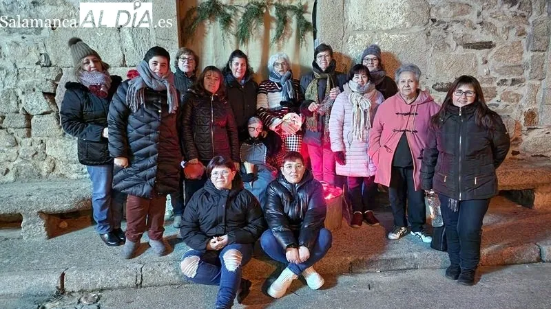 Las mujeres de la asociación han colocado elementos navideños en varios lugares del pueblo