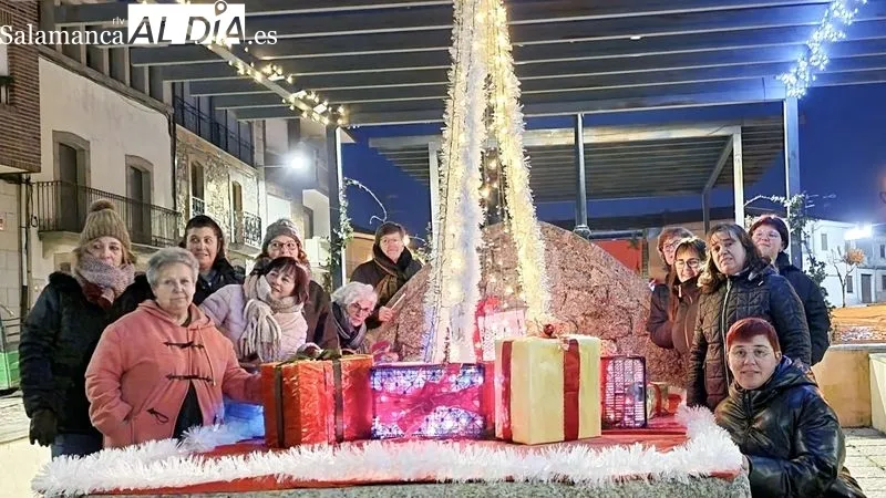 Las mujeres de la asociación han colocado elementos navideños en varios lugares del pueblo