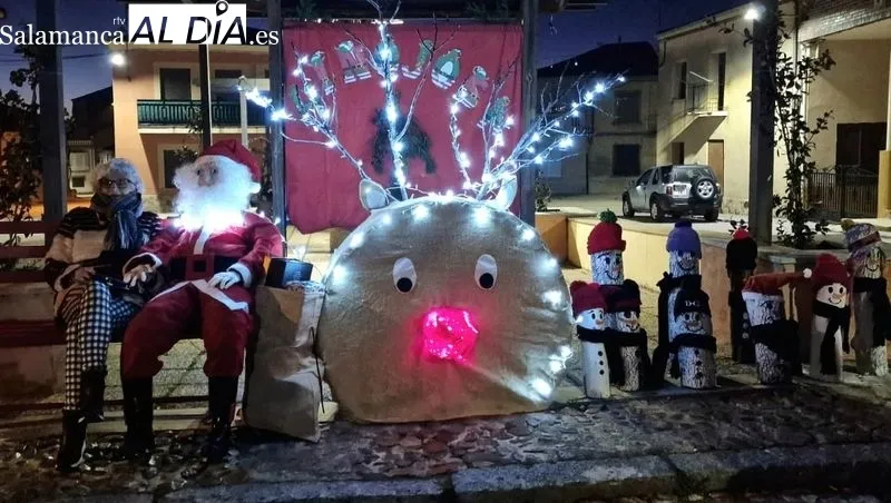 Las mujeres de la asociación han colocado elementos navideños en varios lugares del pueblo