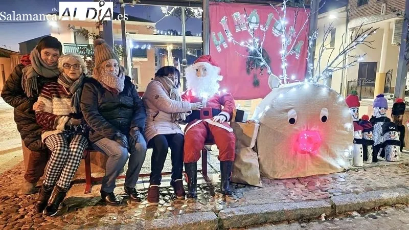 Las mujeres de la asociación han colocado elementos navideños en varios lugares del pueblo