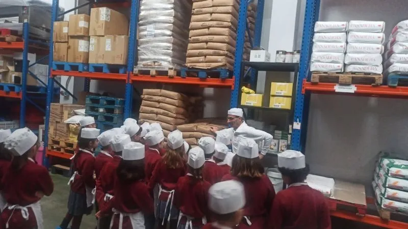 Foto 6 - Alumnos del colegio San Juan Bosco visitan el obrador de Gil