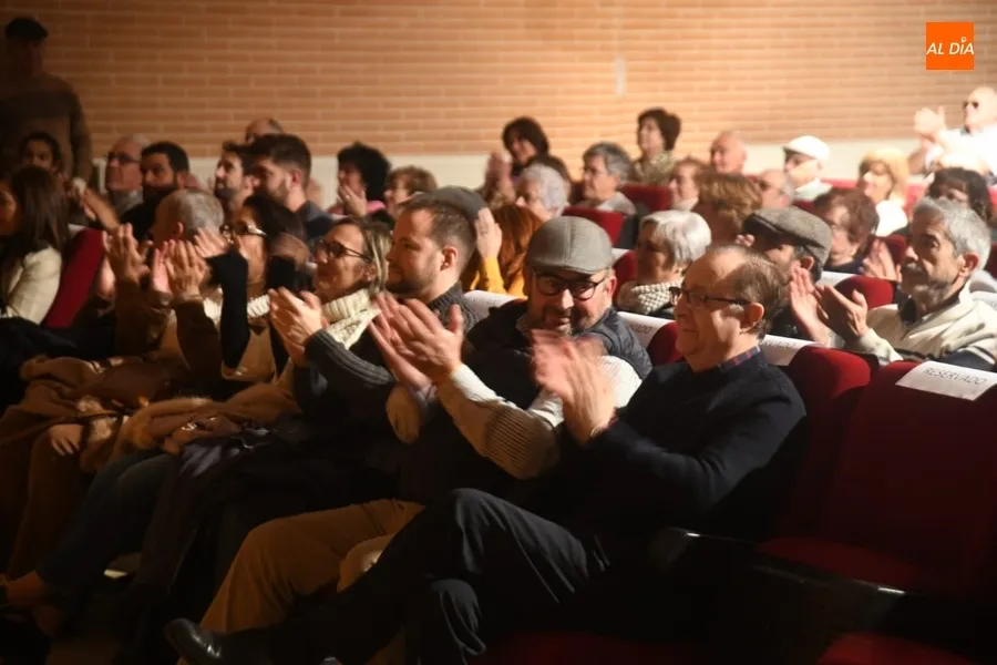 Foto 3 - Jos&eacute; Antonio Sayagu&eacute;s recibe la ovaci&oacute;n de Sancti-Sp&iacute;ritus en la clausura del Festeaco