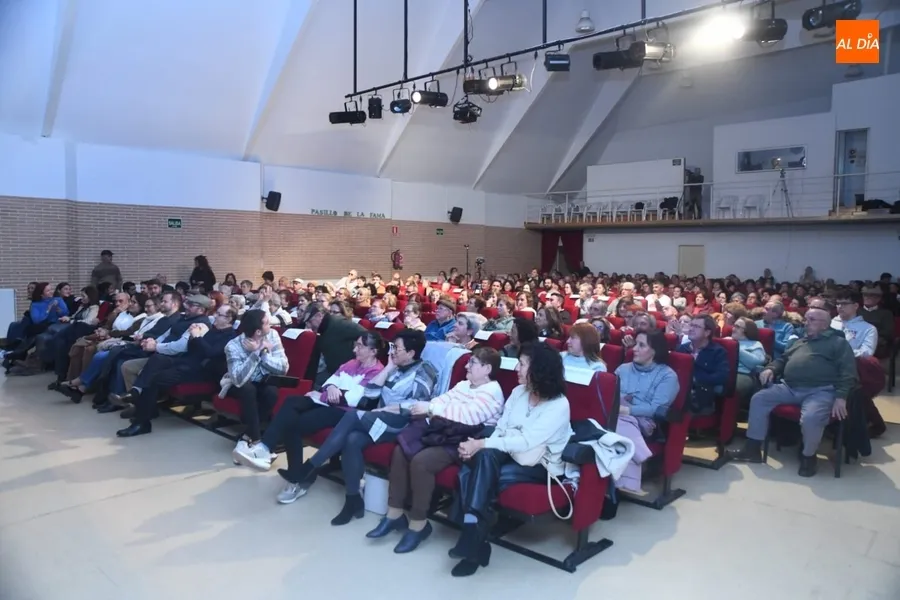 Foto 4 - Jos&eacute; Antonio Sayagu&eacute;s recibe la ovaci&oacute;n de Sancti-Sp&iacute;ritus en la clausura del Festeaco