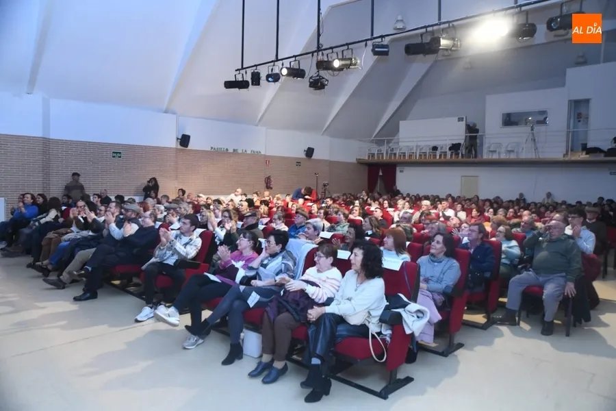 Foto 8 - Jos&eacute; Antonio Sayagu&eacute;s recibe la ovaci&oacute;n de Sancti-Sp&iacute;ritus en la clausura del Festeaco