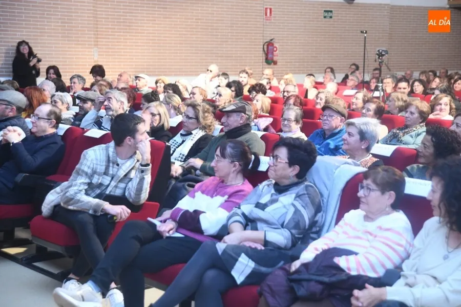 Foto 10 - Jos&eacute; Antonio Sayagu&eacute;s recibe la ovaci&oacute;n de Sancti-Sp&iacute;ritus en la clausura del Festeaco