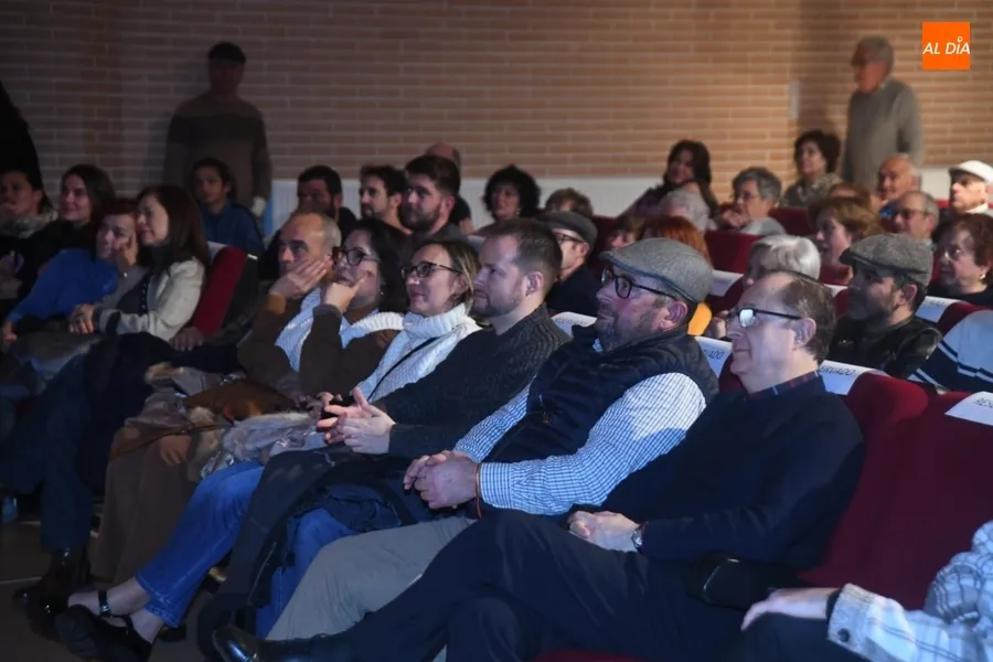 Foto 11 - Jos&eacute; Antonio Sayagu&eacute;s recibe la ovaci&oacute;n de Sancti-Sp&iacute;ritus en la clausura del Festeaco