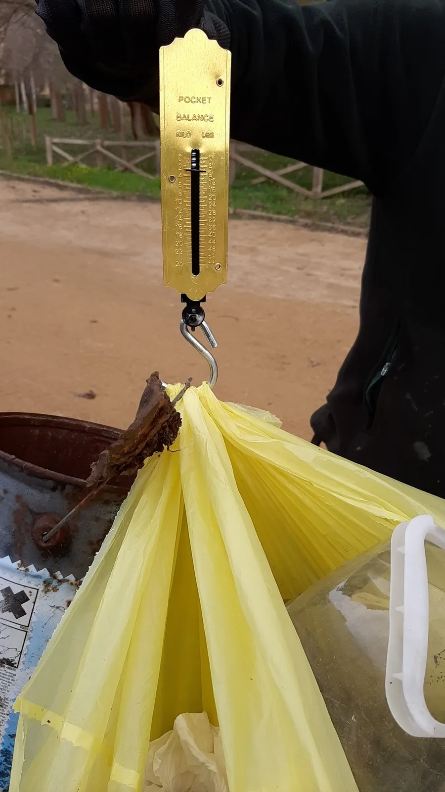 Foto 3 - Personal del Parador lucha contra la &lsquo;basuraleza&rsquo; recogiendo restos en el entorno del r&iacute;o