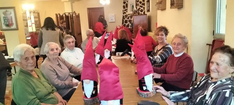 Foto 4 - Serradilla del Arroyo culmina su taller de elaboraci&oacute;n de adornos navide&ntilde;os