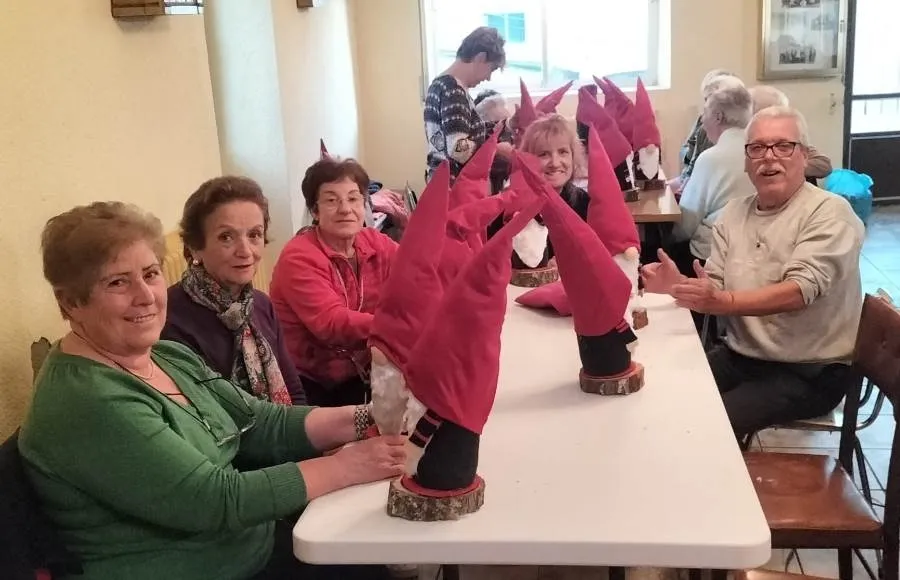 Foto 3 - Serradilla del Arroyo culmina su taller de elaboraci&oacute;n de adornos navide&ntilde;os