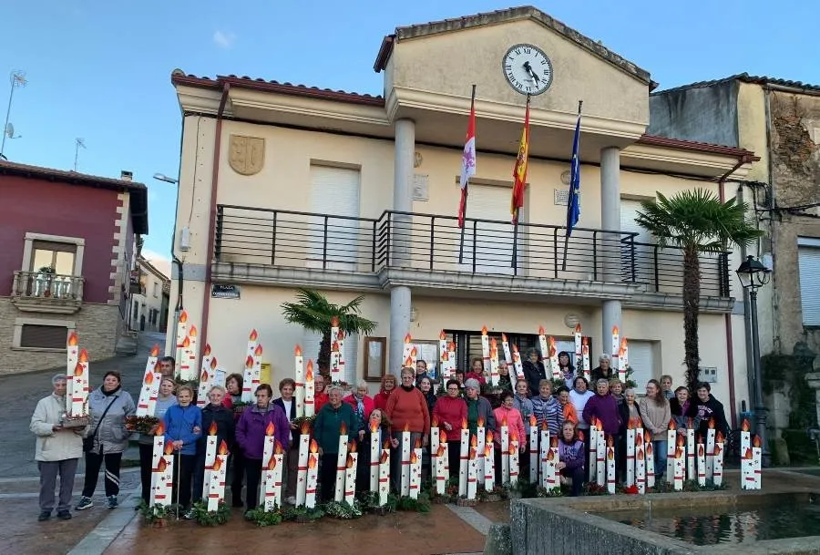 Foto 2 - Serradilla del Arroyo culmina su taller de elaboraci&oacute;n de adornos navide&ntilde;os