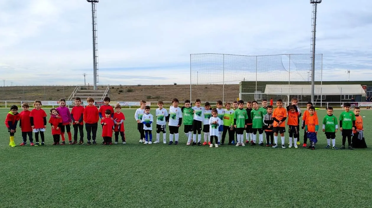 Foto 2 - Los participantes en la Liga Comarcal Prebenjam&iacute;n del Ciudad Rodrigo CF estrenan sus equipaciones