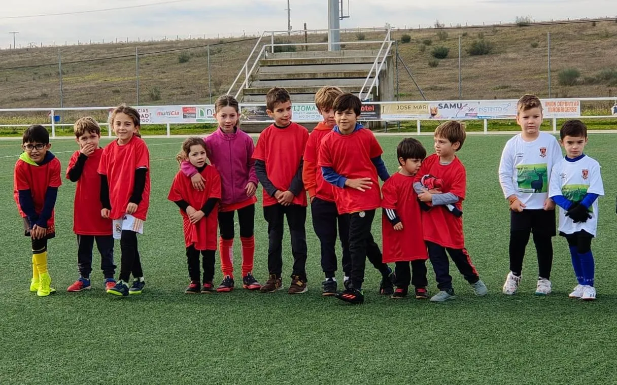 Foto 3 - Los participantes en la Liga Comarcal Prebenjam&iacute;n del Ciudad Rodrigo CF estrenan sus equipaciones