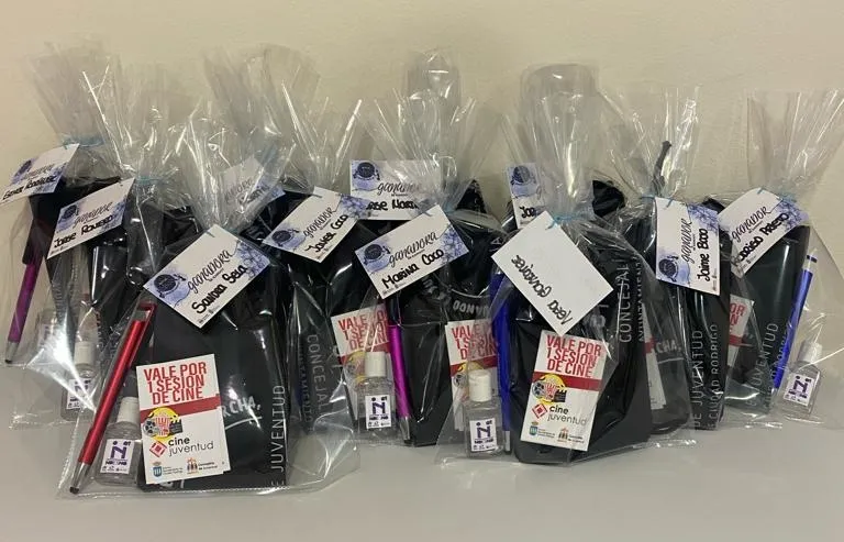 Foto 4 - Los ganadores de noviembre del BeKahoot reciben sus premios