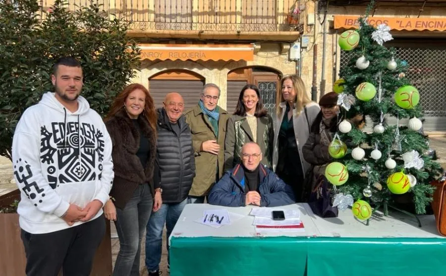 Foto 4 - Vox recoge unas 300 firmas en apenas 3 horas contra la subida del IBI