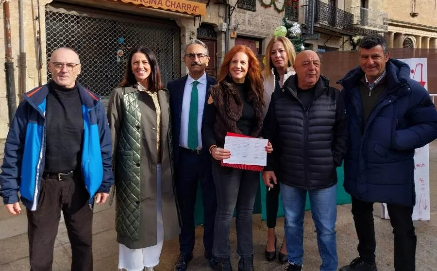 Foto 2 - Vox recoge unas 300 firmas en apenas 3 horas contra la subida del IBI