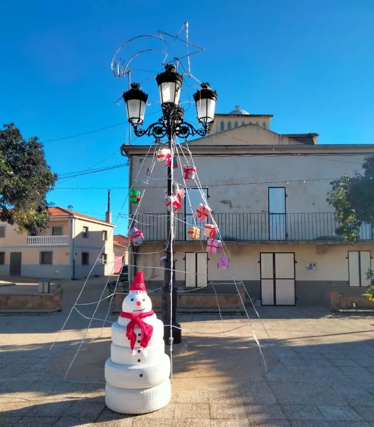 Foto 9 - Los vecinos de El Bod&oacute;n se vuelcan en decorar el municipio
