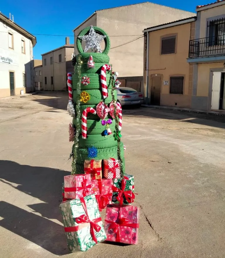 Foto 7 - Los vecinos de El Bod&oacute;n se vuelcan en decorar el municipio