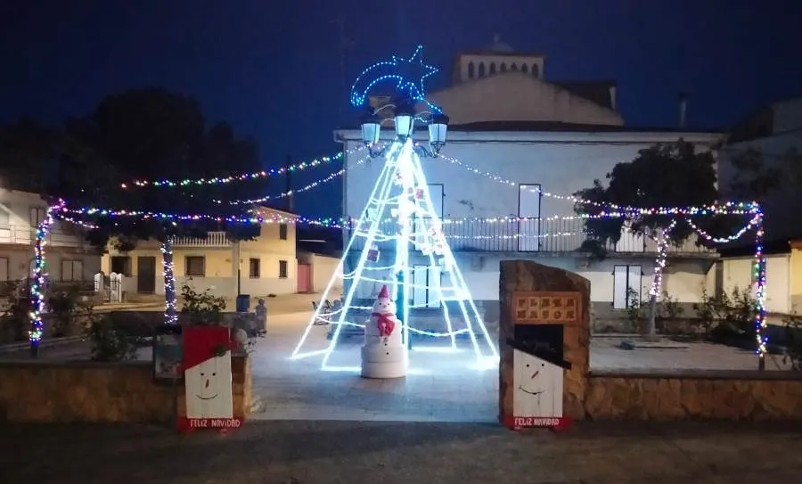 Foto 6 - Los vecinos de El Bod&oacute;n se vuelcan en decorar el municipio