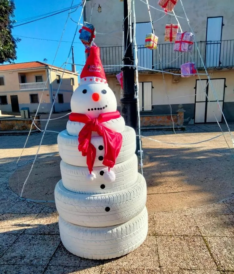 Foto 4 - Los vecinos de El Bod&oacute;n se vuelcan en decorar el municipio