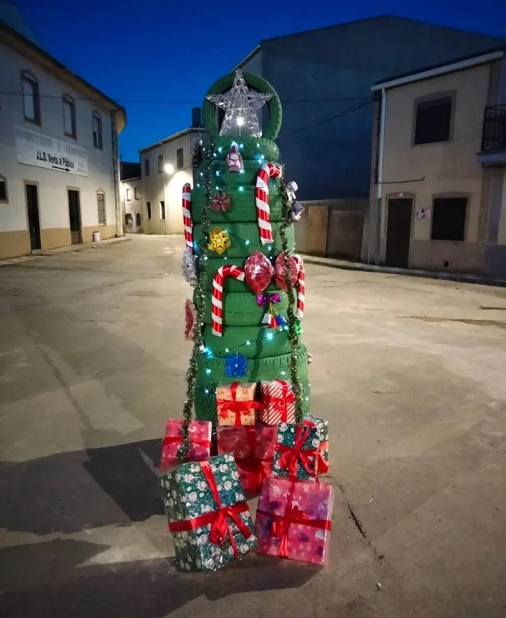 Foto 3 - Los vecinos de El Bod&oacute;n se vuelcan en decorar el municipio