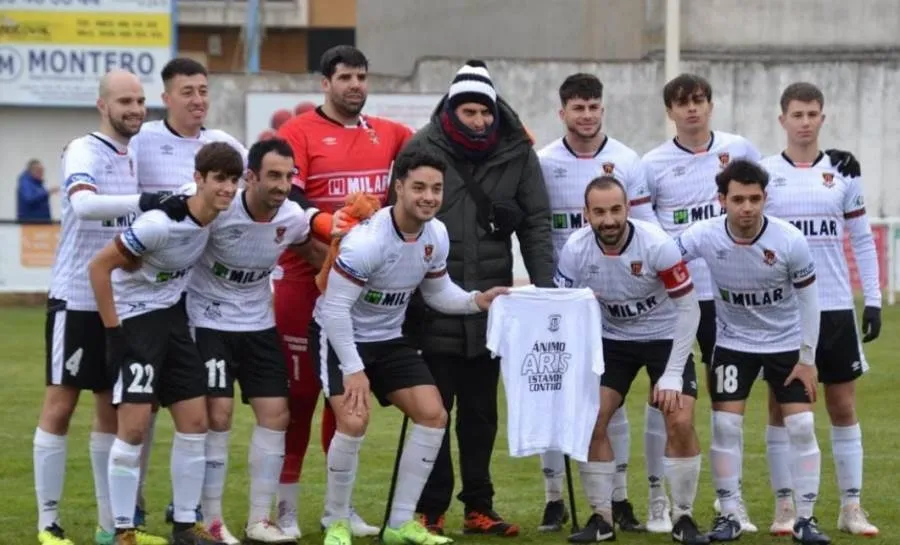 Foto 2 - Aris Marcos recibe un doble homenaje en la jornada dominical