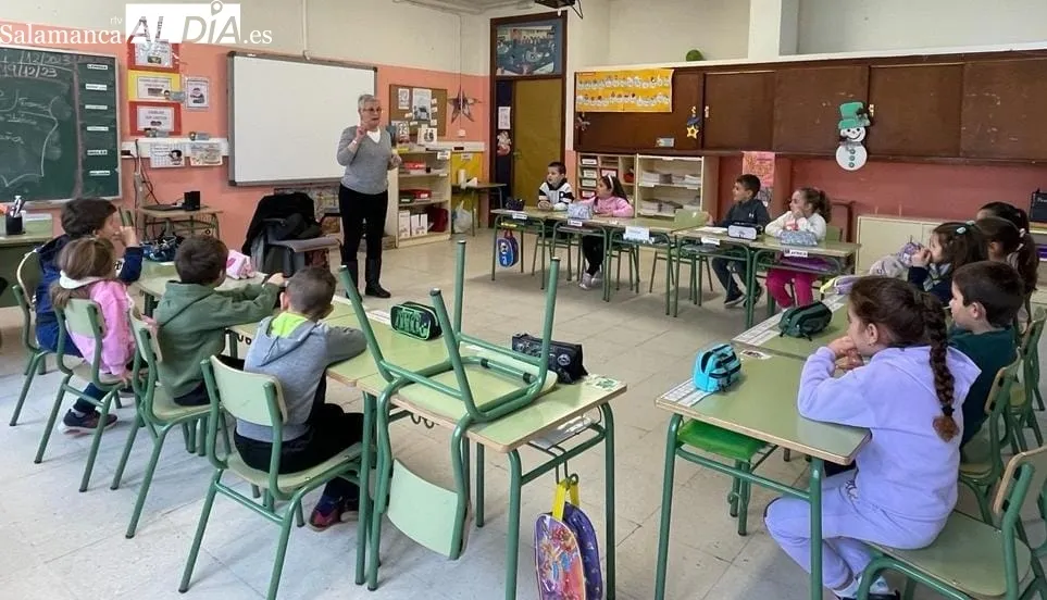Foto 2 - El CEIP Manuel Moreno Blanco recibe la visita de los abuelos