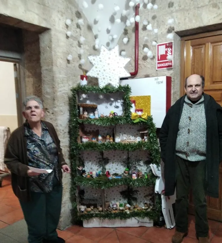 Foto 5 - Repartidas en la Residencia Mixta felicitaciones elaboradas por los ni&ntilde;os de San Andr&eacute;s