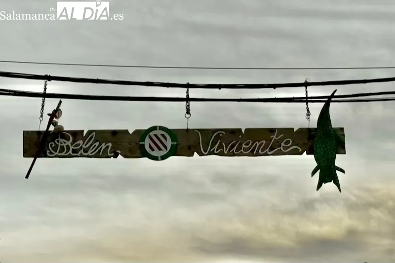 Vecinos de Santiago de la Puebla trabajan en el montaje del gran Belén Viviente