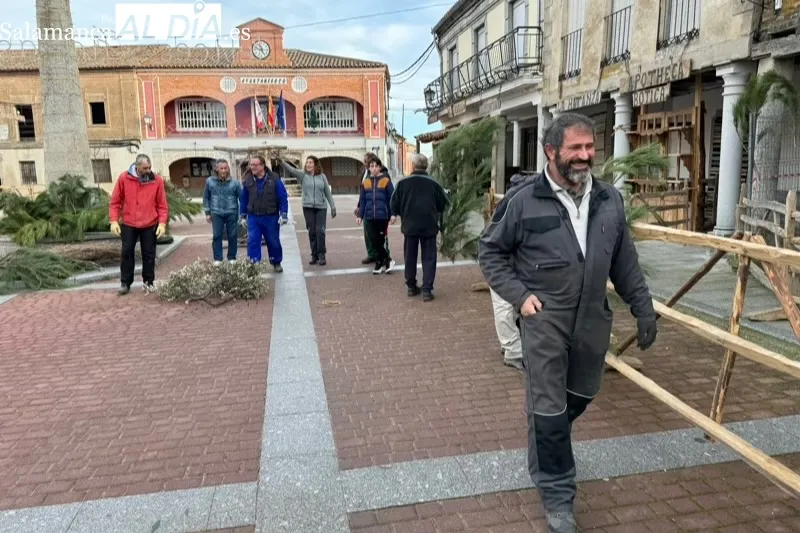 Vecinos de Santiago de la Puebla trabajan en el montaje del gran Belén Viviente