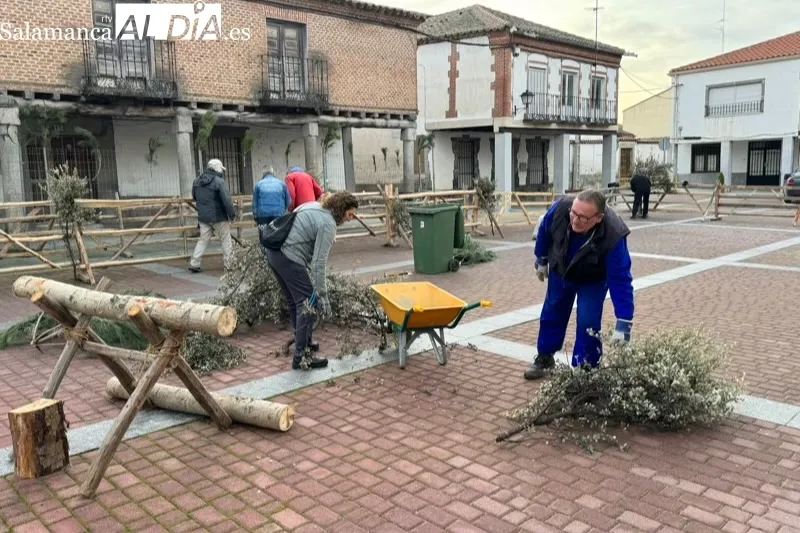 Vecinos de Santiago de la Puebla trabajan en el montaje del gran Belén Viviente