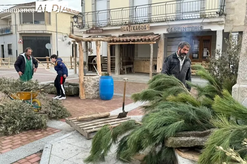 Vecinos de Santiago de la Puebla trabajan en el montaje del gran Belén Viviente