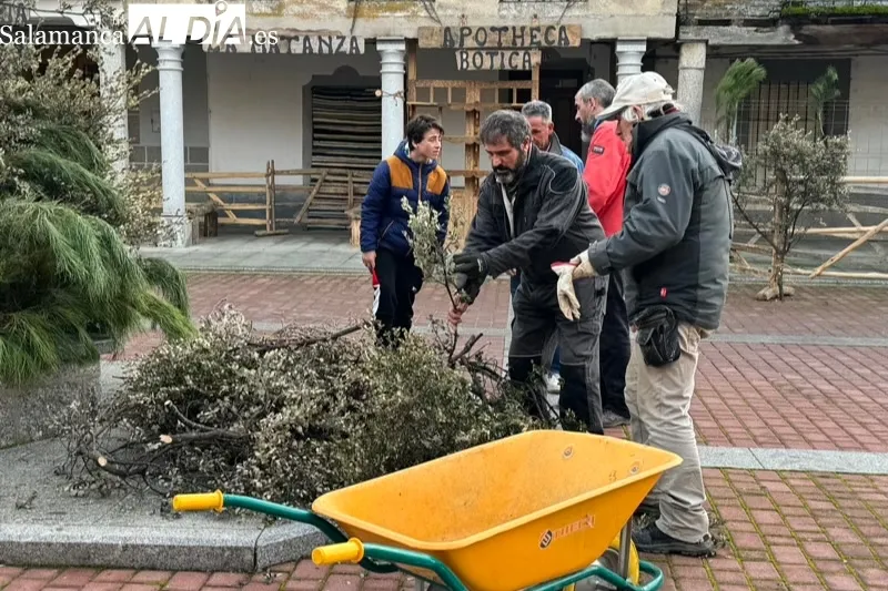 Vecinos de Santiago de la Puebla trabajan en el montaje del gran Belén Viviente