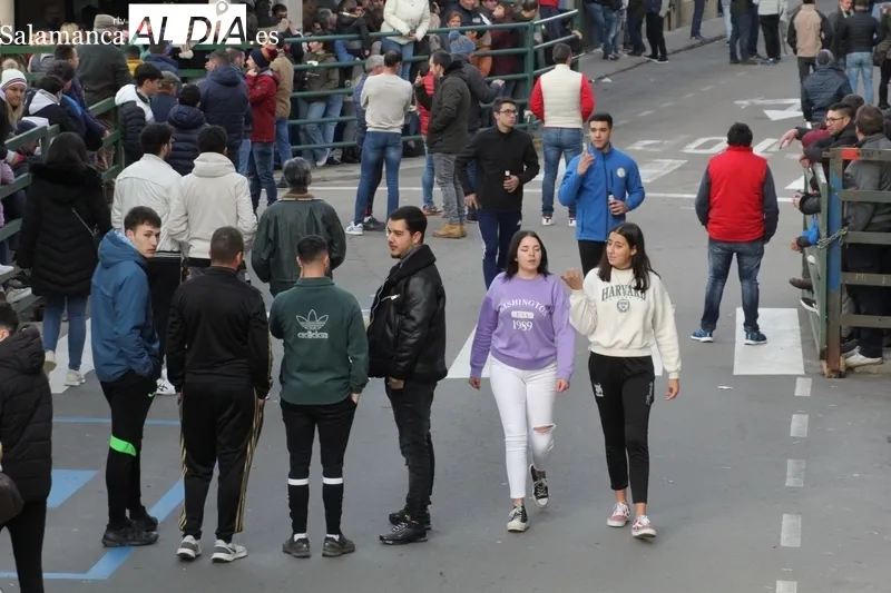 Lleno hasta la bandera y con varios sustos en un festejo en el que saltaron alas calles dos toros de Orive y uno de Los Bayones / CORRAL Y SÁNCHEZ 