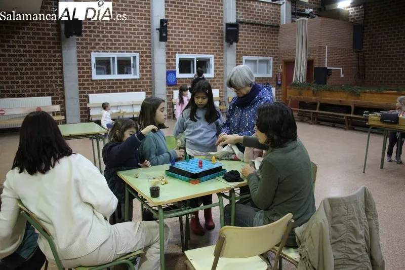 Juegos de mesa y habilidad, y castañas asadas para animar el puente en El Cubo de Don Sancho / MARIBEL SÁNCHEZ