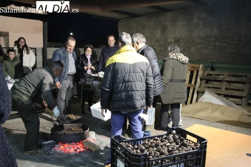 Juegos de mesa y habilidad, y castañas asadas para animar el puente en El Cubo de Don Sancho / MARIBEL SÁNCHEZ