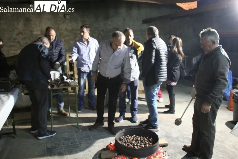 Juegos de mesa y habilidad, y castañas asadas para animar el puente en El Cubo de Don Sancho / MARIBEL SÁNCHEZ