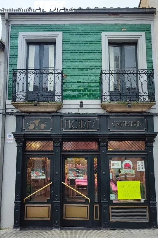 Fachada de la Carnicería Flores en Vitigudino / CORRAL